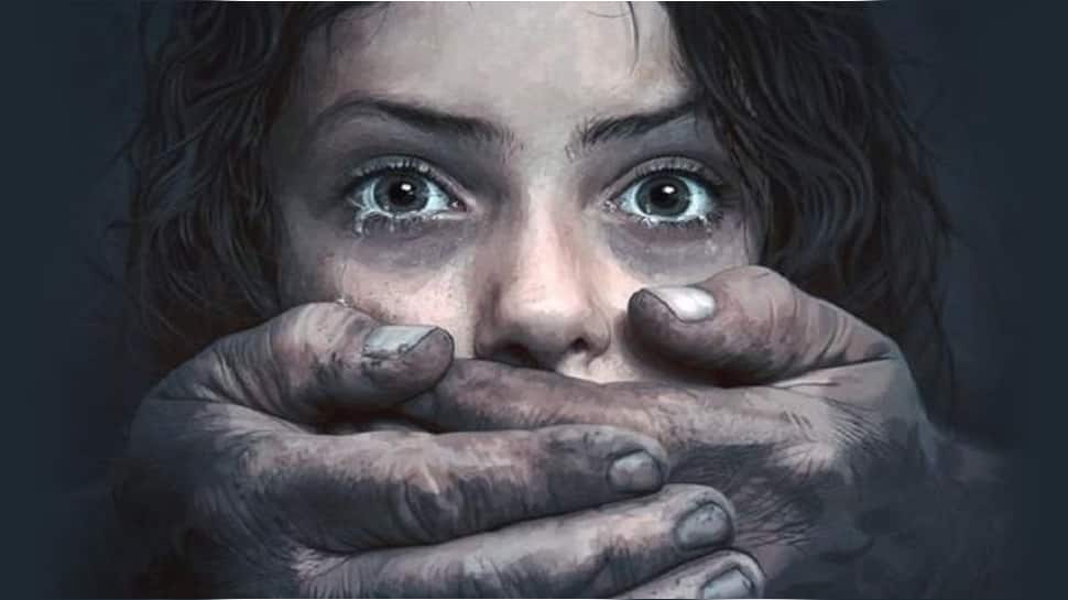 சம்பளம் கேட்கும் ஆசிரியர்களுக்கு பாலியல் தொல்லை... பள்ளியில் நேரும் கொடூரம்!! சம்பளம் கேட்கும் ஆசிரியர்களுக்கு பாலியல் தொல்லை... பள்ளியில் நேரும் கொடூரம்!!