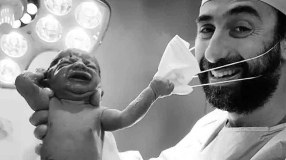 Mask-க எடுங்க டாக்டர்: நம்பிக்கையின் சின்னமாய் Viral ஆகும் குழந்தையின் Cute Photo Mask-க எடுங்க டாக்டர்: நம்பிக்கையின் சின்னமாய் Viral ஆகும் குழந்தையின் Cute Photo