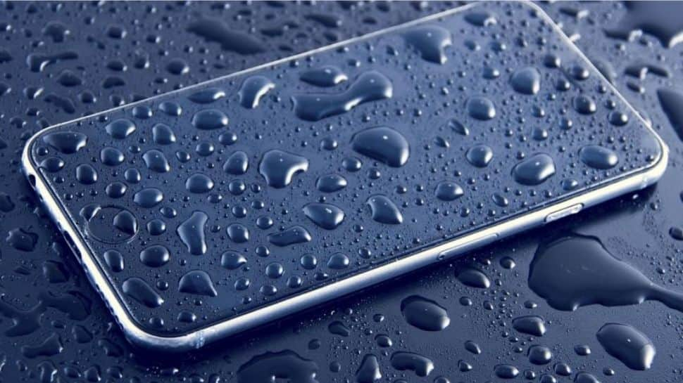 photo-gallery-how-to-know-whether-your-smartphone-is-water-resistant