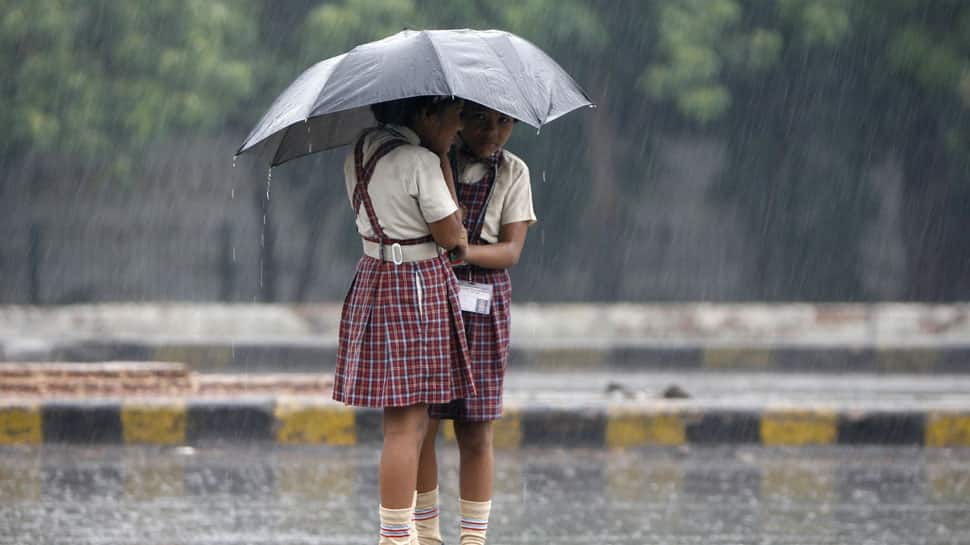 Schools in Karaikal closed today due to heavy rains | கனமழை காரணமாக  காரைக்காலில் பள்ளிகளுக்கு இன்று விடுமுறை!! | Tamil Nadu News in Tamil