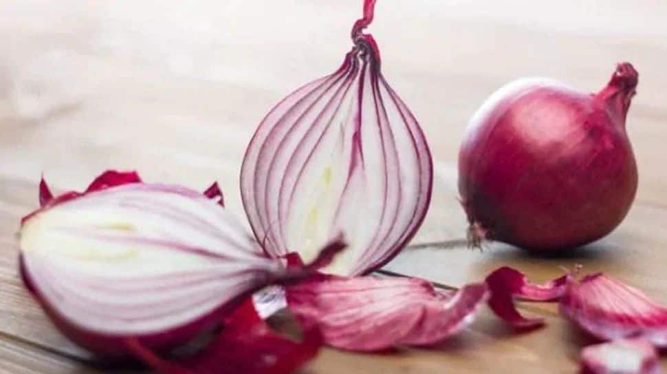 Amazing health benefits of onion peel from skin care to hair care know full  details | வெங்காயத்தின் தோலை குப்பையில் வீசாதீர்கள்: இவற்றின் நன்மைகள்  சொல்லி மாளாது | Health News in Tamil