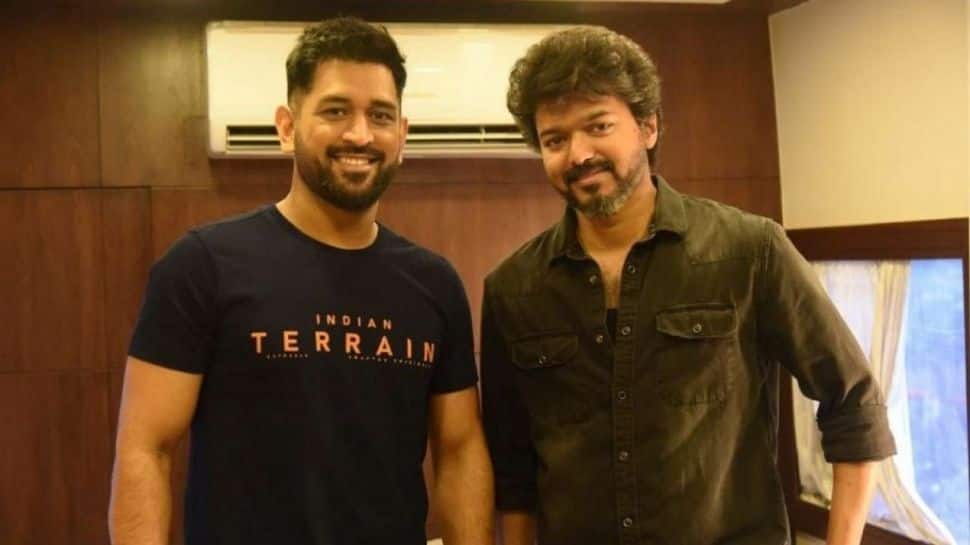 Thalapathy Vijay Thala Dhoni meet in Chennai pic of the day fans react pic goes viral | இணையத்தை கலக்கும் தல-தளபதி சந்திப்பு: ரசிகர்களின் வேற லெவல் ரியாக்ஷன்!! - Vimarsana News