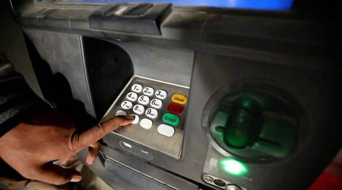 ATM-ல் பணம் எடுக்க வருபவர்களிடம் நூதன முறையில் கொள்ளையடித்த இளம்பெண்!