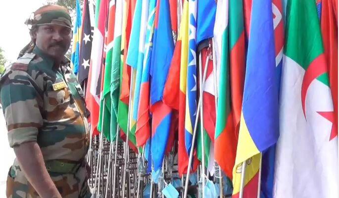 கொரோனா தடுப்பூசி: 197 நாட்டு கொடிகளோடு நடைபயணம்!