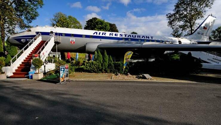 விமானத்தை ஹோட்டலாக மாற்றிய நபர்!