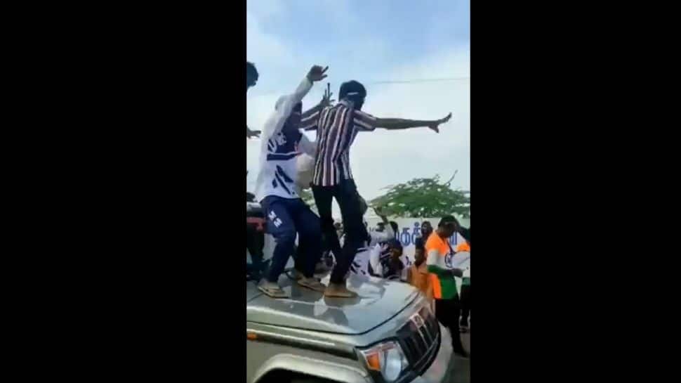 தேவர் ஜெயந்தி விழாவில் காவல்துறை வாகனத்தின் மேலேறி இளைஞர்கள் அட்டகாசம்