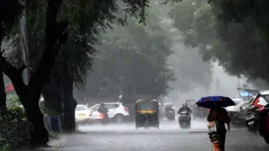 Heavy rain in nellai and thoothukudi; Thiruchendur temple flooded by ...