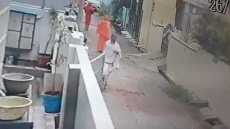 சாமியார் வேடமணிந்த 4 பேர் பணம் பறிப்பில் ஈடுபட்ட சம்பவம்