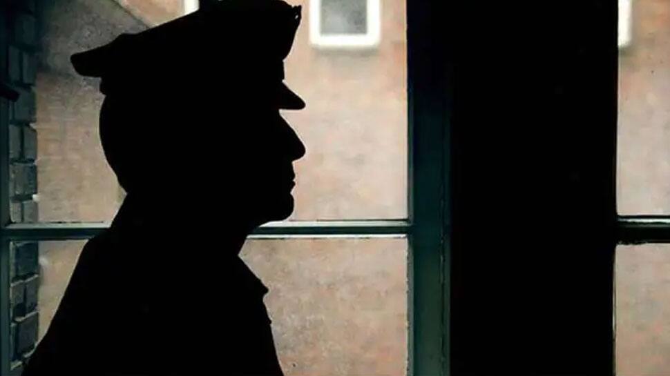  சட்டையை கழற்றிவிடுவேன்:  பெண் போலீஸை மிரட்டிய மேஜிஸ்திரேட்