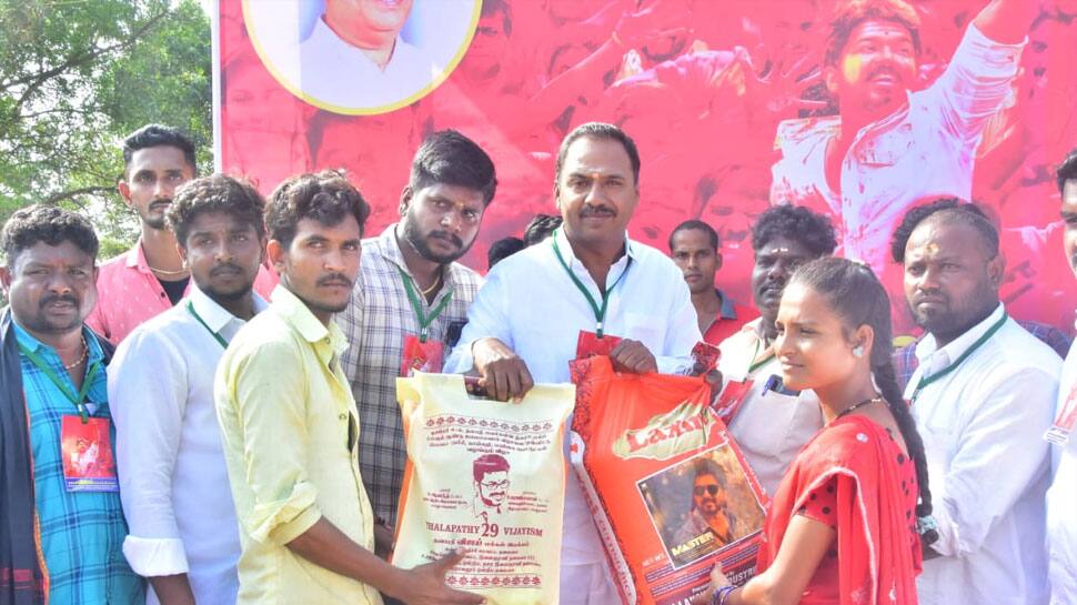 வாழ்வாதாரம் பாதிக்கப்பட்டவர்களுக்கு விஜய் மக்கள் இயக்கத்தினர் உதவி