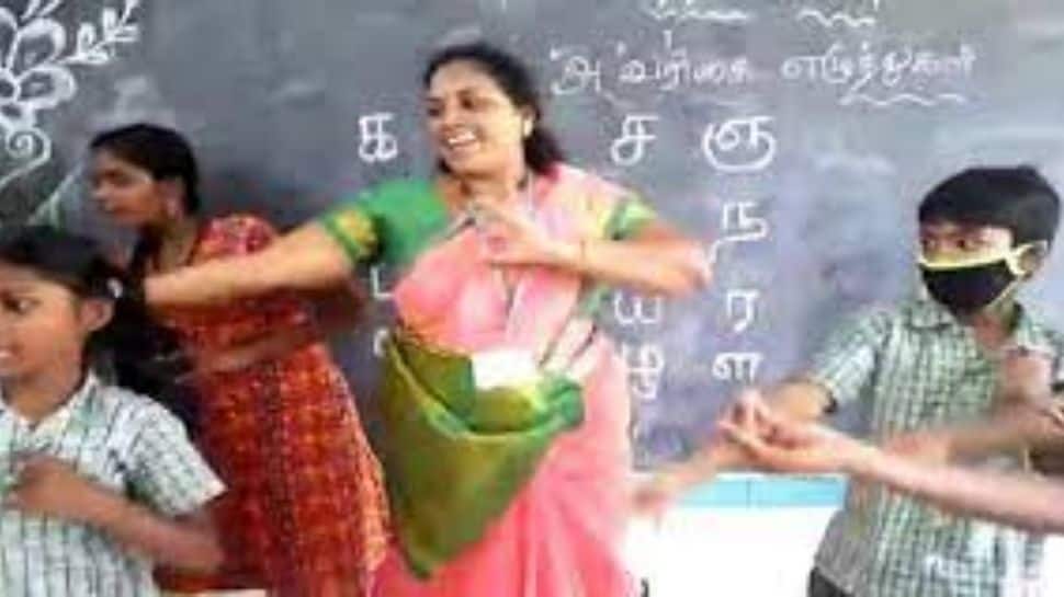 ’சொடக்கு மேல சொடக்கு போடுது’ நடனமாடி மாணவர்களுக்கு பாடம் நடத்தும் ஆசிரியர்..! 