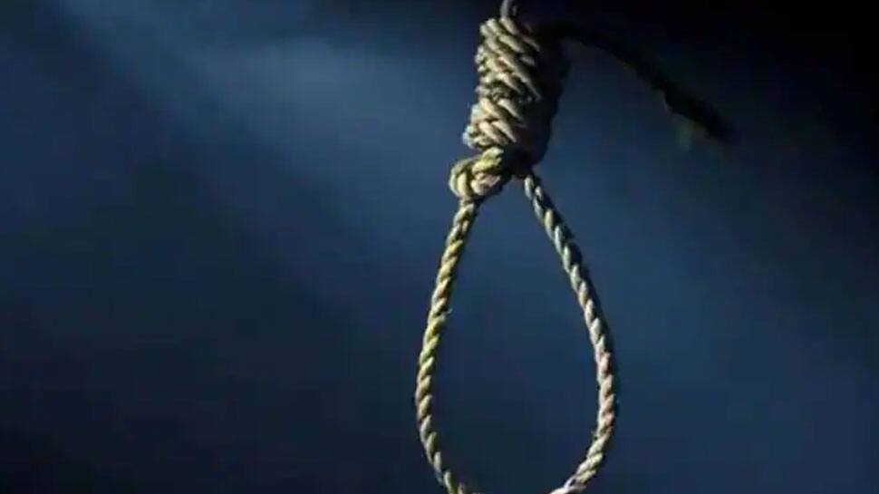 பண மோசடியில் சிக்கி சஸ்பெண்ட் ஆன வங்கி அதிகாரி தூக்கிட்டு தற்கொலை