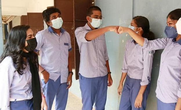 பாலின பாகுபாடற்ற சீருடையில் மாணவர்கள்!