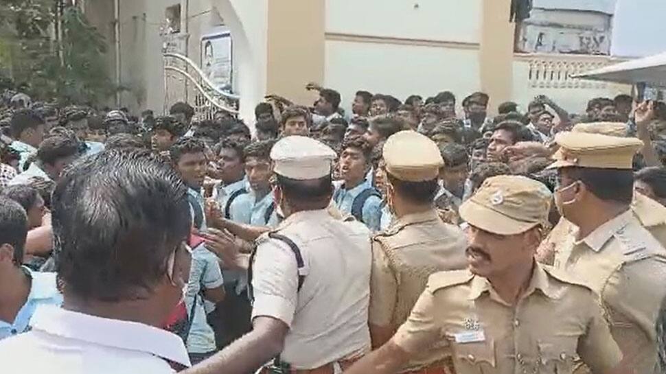 நெல்லையில் பள்ளி சுவர் இடிந்து விழுந்து 3 மாணவர்கள் பலி: பள்ளியில் பதட்டம்