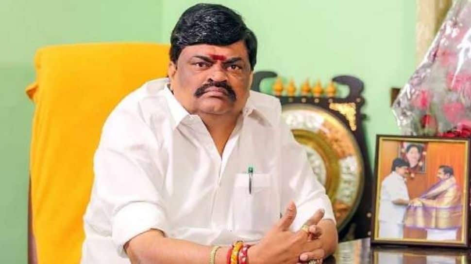 இறுகும் பிடி! ராஜேந்திர பாலாஜியின் வங்கிக் கணக்குகள் முடக்கம்