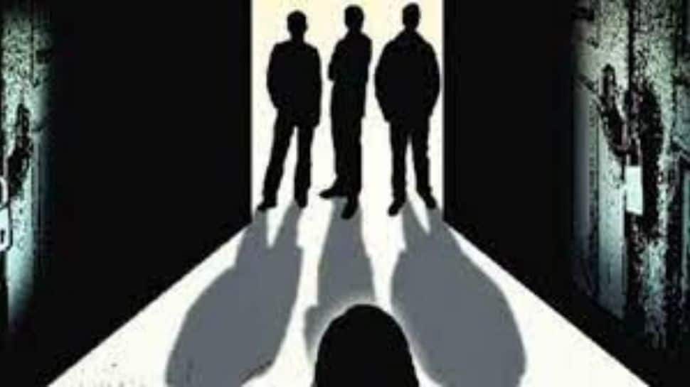 ’ஆசிரியர்களை குண்டர்சட்டத்தில் கைது செய்க’ பரமக்குடியில் ஒட்டப்பட்டுள்ள போஸ்ட்ர்