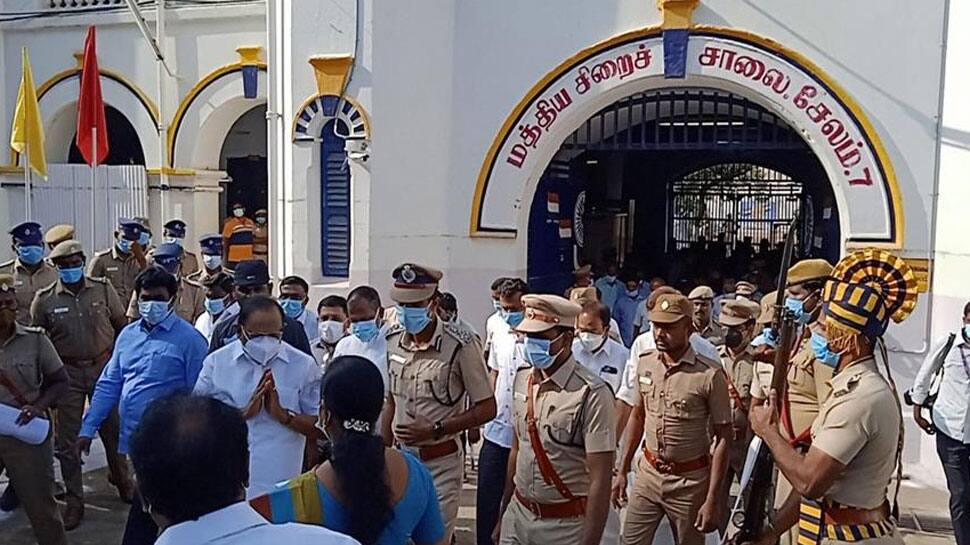 சட்ட அமைச்சருடன் சிறைச்சாலைக்குள் நுழைந்த திமுகவினர்- Video