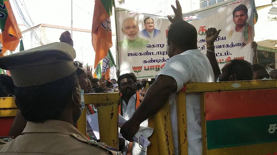 பாரதிய ஜனதா கட்சி கொடி கம்பம் நடுவதில் கட்சியினர் போலீசாரிடையே தள்ளுமுள்ளு