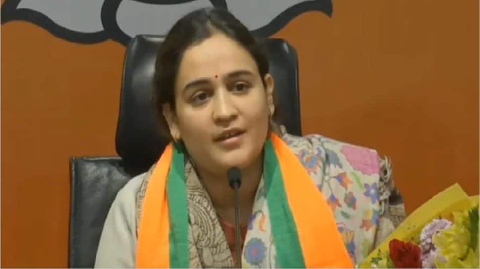 UP Elections: மாறும் தேர்தல் களம்! முலயாம் சிங்கின் மருமகள் அபர்ணா யாதவ் பிஜேபிக்கு செல்கிறாரா?