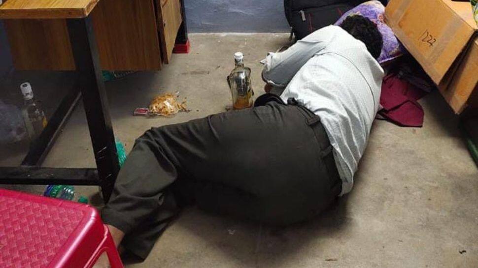 அரசு மருத்துவமனையில் போதையில் மட்டையான மருத்துவர்