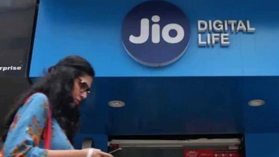 Jio அசத்தல்; ரூ. 150-க்குள் கிடைக்கும் அட்டகாசமான ரீசார்ஜ் திட்டம்