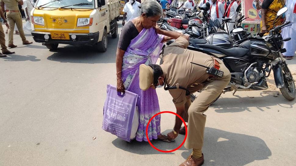 மூதாட்டிக்கு செருப்பு சரி செய்து அணிவித்த டிஎஸ்பி, இணையத்தில் வைரலாகும் போட்டோ