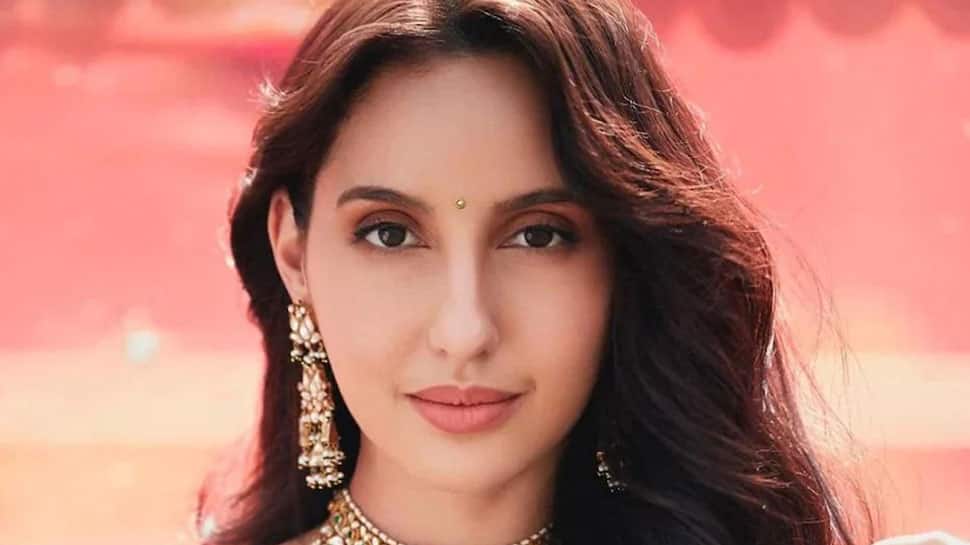 குட்டையான உடை அசத்தலான போஸ் - போதை ஏற்றும் நோரா ஃபதேஹி