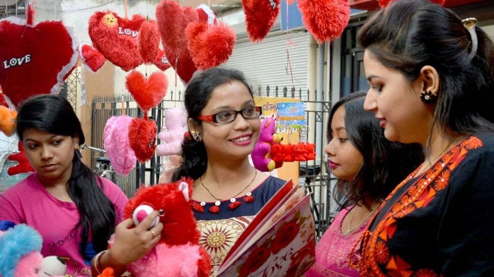 காதலர் தினத்திற்கு எதிர்ப்பு: காவலர்களிடம் கடுமையான வாக்குவாதம்