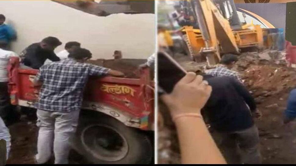 நிலத்தை தோண்டும் போது வெளிப்பட்ட வெள்ளிப் புதையல்; கொள்ளயடிக்க கூடிய கூட்டம்