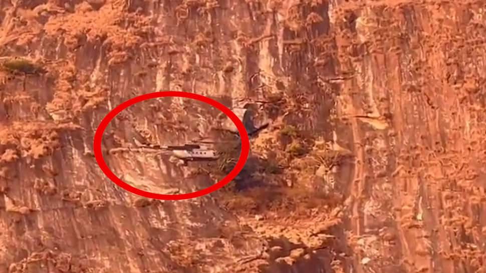 300 அடி பள்ளத்தில் தவறி விழுந்த வாலிபரை துணிகரமாக மீட்ட ராணுவ வீரர்கள்: Watch Video