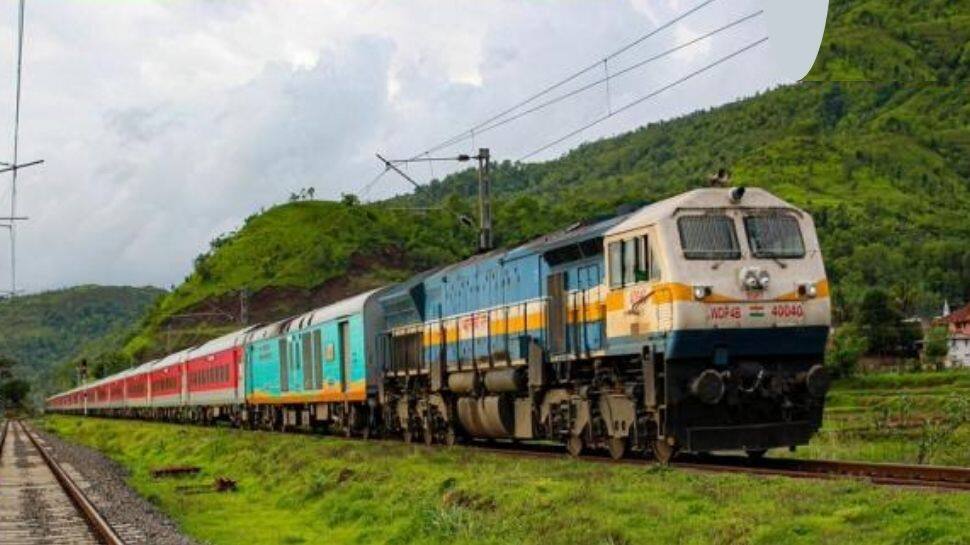 அதி வேகத்தில் நேரெதிர் பயணிக்கும் இரு ரயில்கள்; ஒன்றில் ரயில்வே அமைச்சர் பயணம்!