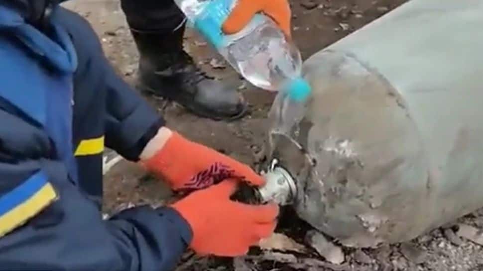 Brave Ukranians defuse the bomb by Water! Real heros of the war ...