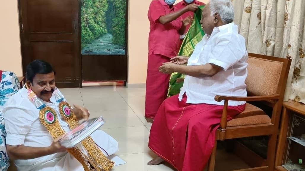 அமைச்சருக்கு பாடம் நடத்திய திமுக எம்.பி!