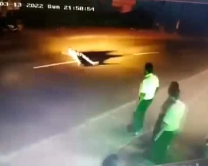 தலைக்கேறிய போதை.! தள்ளாடிய கால்கள்! சாலையில் நடுவே பயங்கரம் 