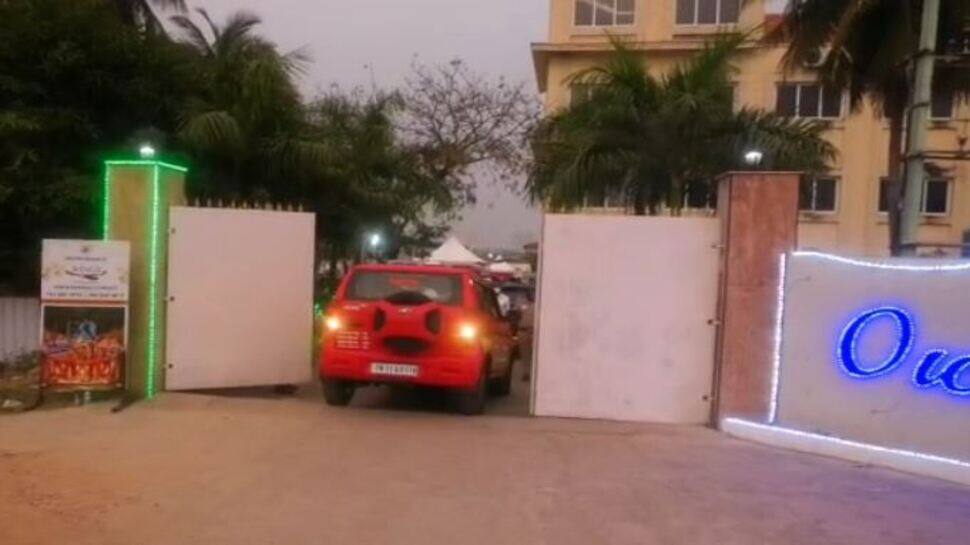 ஈ.சி.ஆரில் நடந்த மதுவிருந்து.... ஆட்டம் பாட்டம் ; போலீஸ் வந்ததும் அப்படியே ஓட்டம்..! 