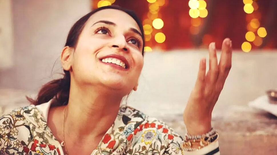 ஐஸ்வர்யா தனுஷ் என்ற டிவிட்டர் ஐடியை ஐஸ்வர்யா ரஜினிகாந்த் என்று மாற்றினார்