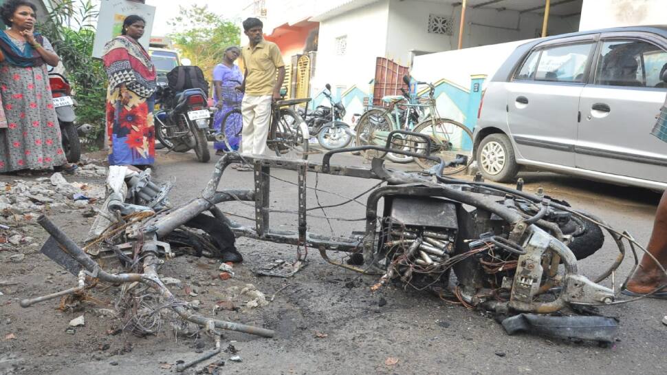 எலக்ட்ரிக் பைக்கின் பேட்டரி வெடித்து தந்தை, மகள் பலி.!