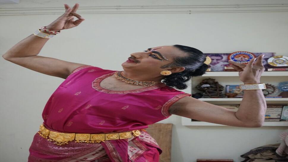 மேடையில் நடனமாடிக் கொண்டிருக்கும்போதே உயிரிழந்த ‘கலைஞர்’!