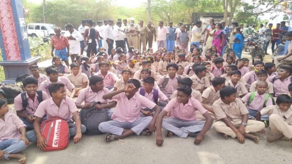 பள்ளி மாணவர்களிடையே சமூக ரீதியான மோதல்..!