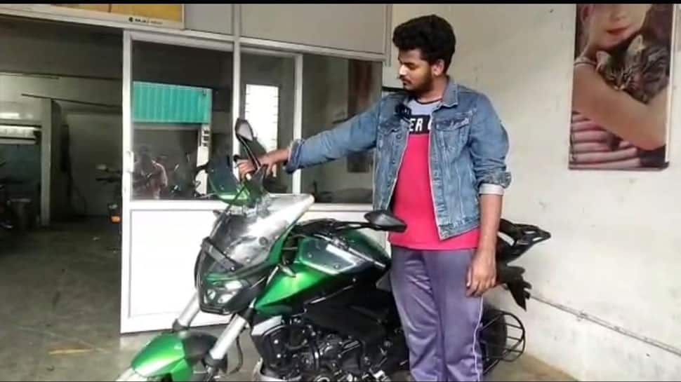 சிறுக சிறுக சேமித்த ₹2,50,000 ஒரு ரூபாய் நாணயங்களை கொடுத்து பைக் வாங்கிய வாலிபர்!