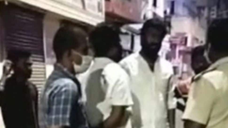 காவலரை திட்டிய கவுன்சிலரின் கணவர் எஸ்கேப் - நண்பர்கள் 2 பேர் கைது