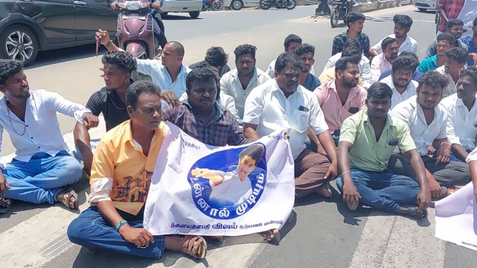  பீஸ்ட் படத்தின் ரசிகர் ஷோ கேன்சல் - விஜய் ரசிகர்கள் சாலை மறியல்