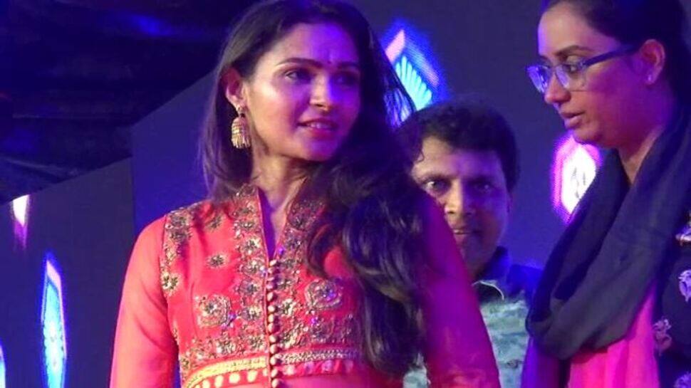 “நடனமாட சொல்லி ஆரவாரம் செய்த ரசிகர்கள் ; கோபப்பட்ட நடிகை ஆண்ட்ரியா”..!