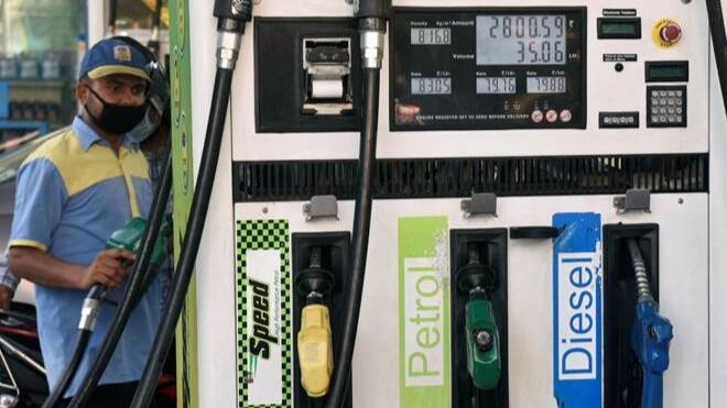 இந்தியாவில் பெட்ரோல் விலை இன்னும் எவ்வளவு உயரும்? அதிர்ச்சி தகவல்!