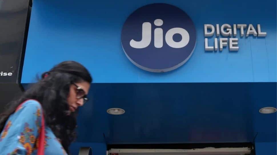 365 நாளும் Hotstar இலவசம் - நாள்ளொன்றுக்கு 2.5 ஜிபி டேட்டா வழங்கும் Jio பிளான்