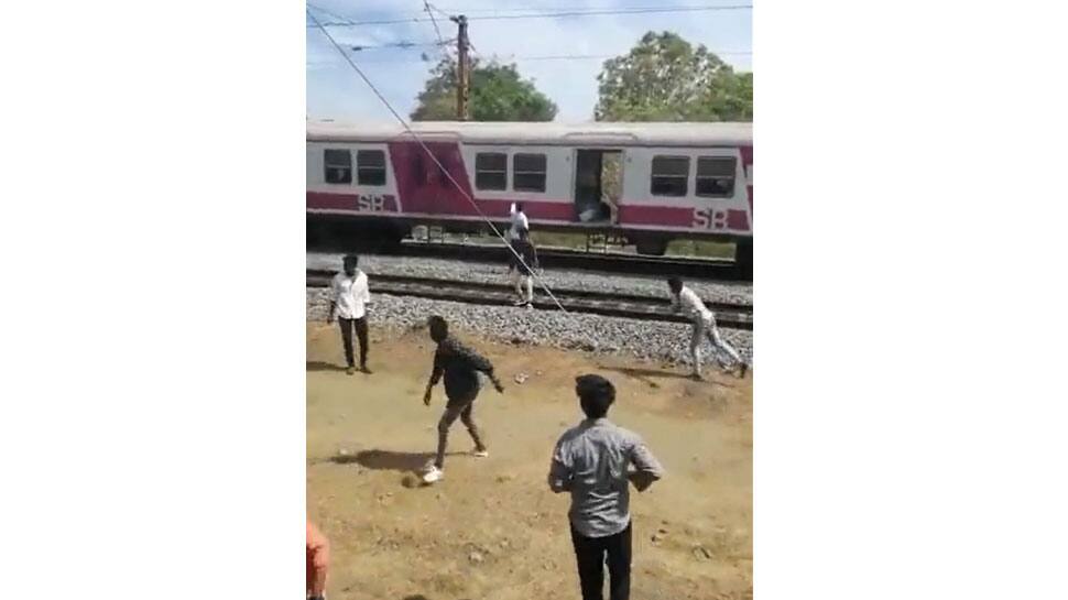 வீடியோ: சென்னை பெரம்பூர் ரயில் நிலையம் அருகே கல்லூரி மாணவர்கள் மோதல்