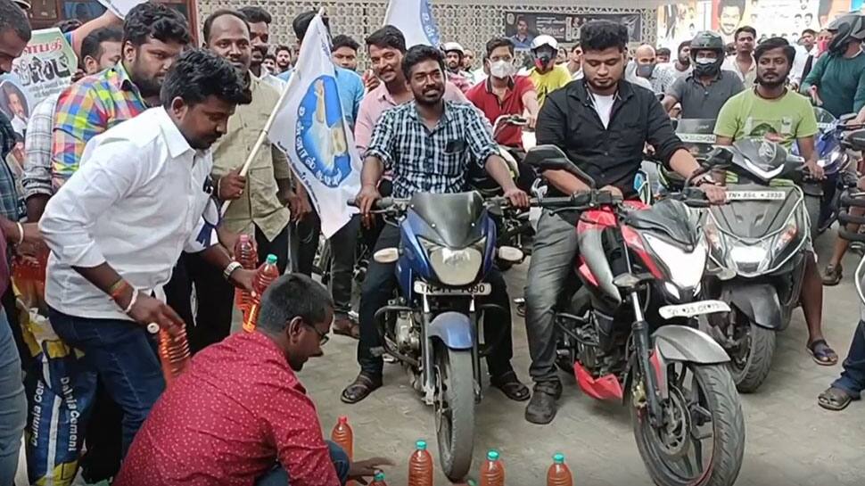 பீஸ்ட் பார்த்த 100 பேருக்கு இலவச பெட்ரோல் வழங்கிய விஜய் ரசிகர்கள் 