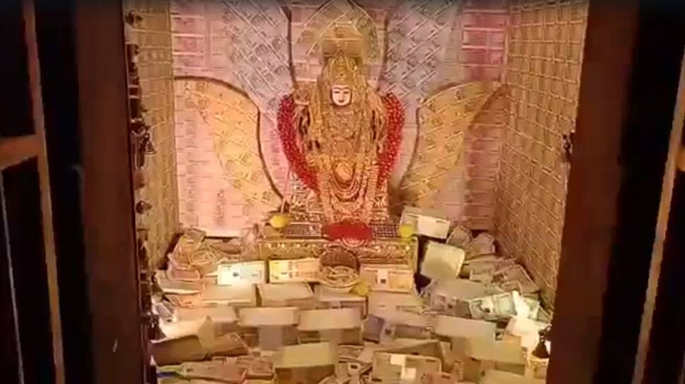 தமிழ் புத்தாண்டு திருநாளில் மாரியம்மனுக்கு ரூபாய் நோட்டுகளால்  அலங்காரம்