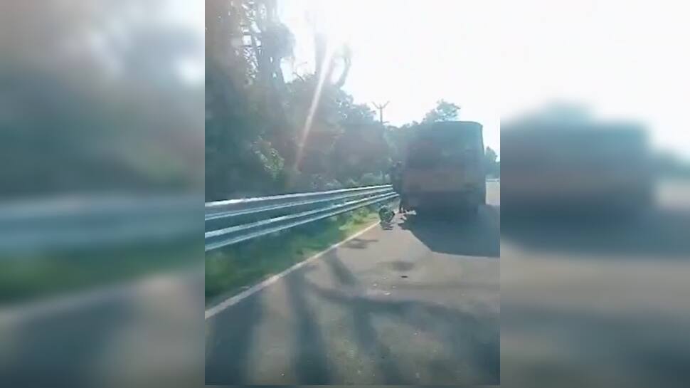 ஓடும் பேருந்திலிருந்து அடுத்தடுத்து விழுந்த பள்ளி மாணவர்கள் - அதிர்ச்சி வீடியோ