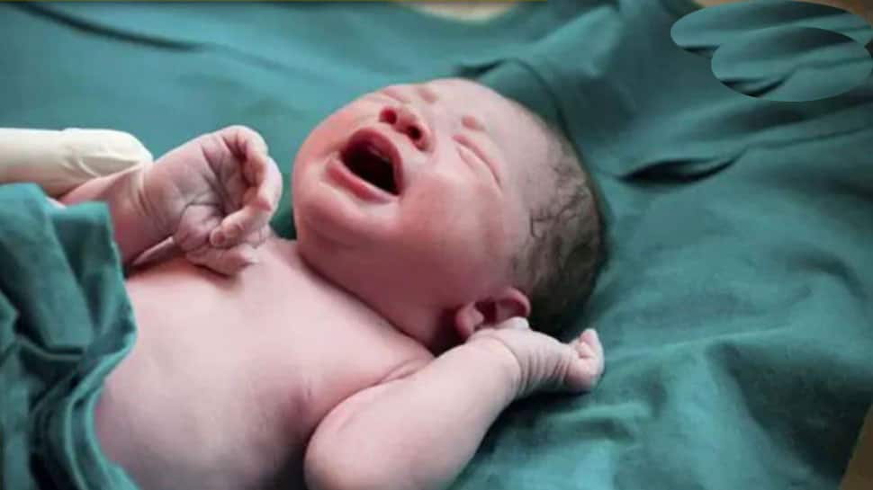 பகீர் வீடியோ: கழிப்பறையில் பிரசவம்; டாய்லெட்டில் சிக்கிய குழந்தை